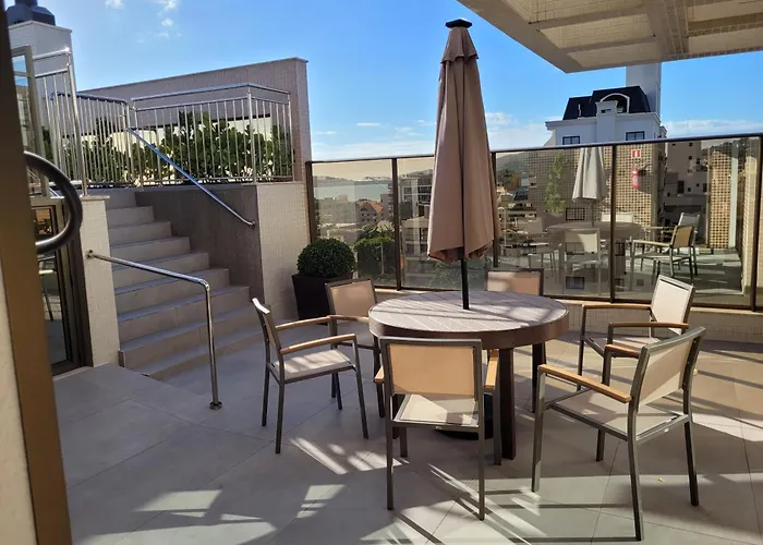 Apartamento novo luxo, 2 suítes, piscina aquecida no condomínio, 1 quadra do mar, completo Bombinhas