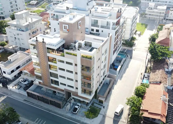 Apartamento novo luxo, 2 suítes, piscina aquecida no condomínio, 1 quadra do mar, completo Bombinhas